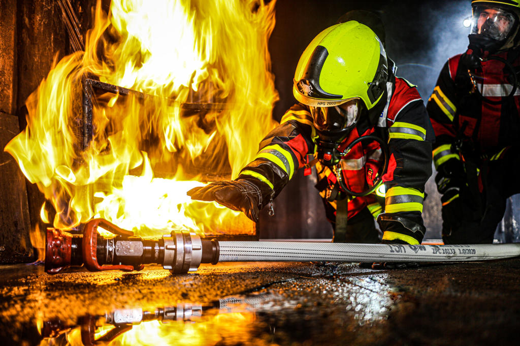 C-Schlauch der Feuerwehr mit einem Strahlrohr. C-hose of the fire  department with a jet